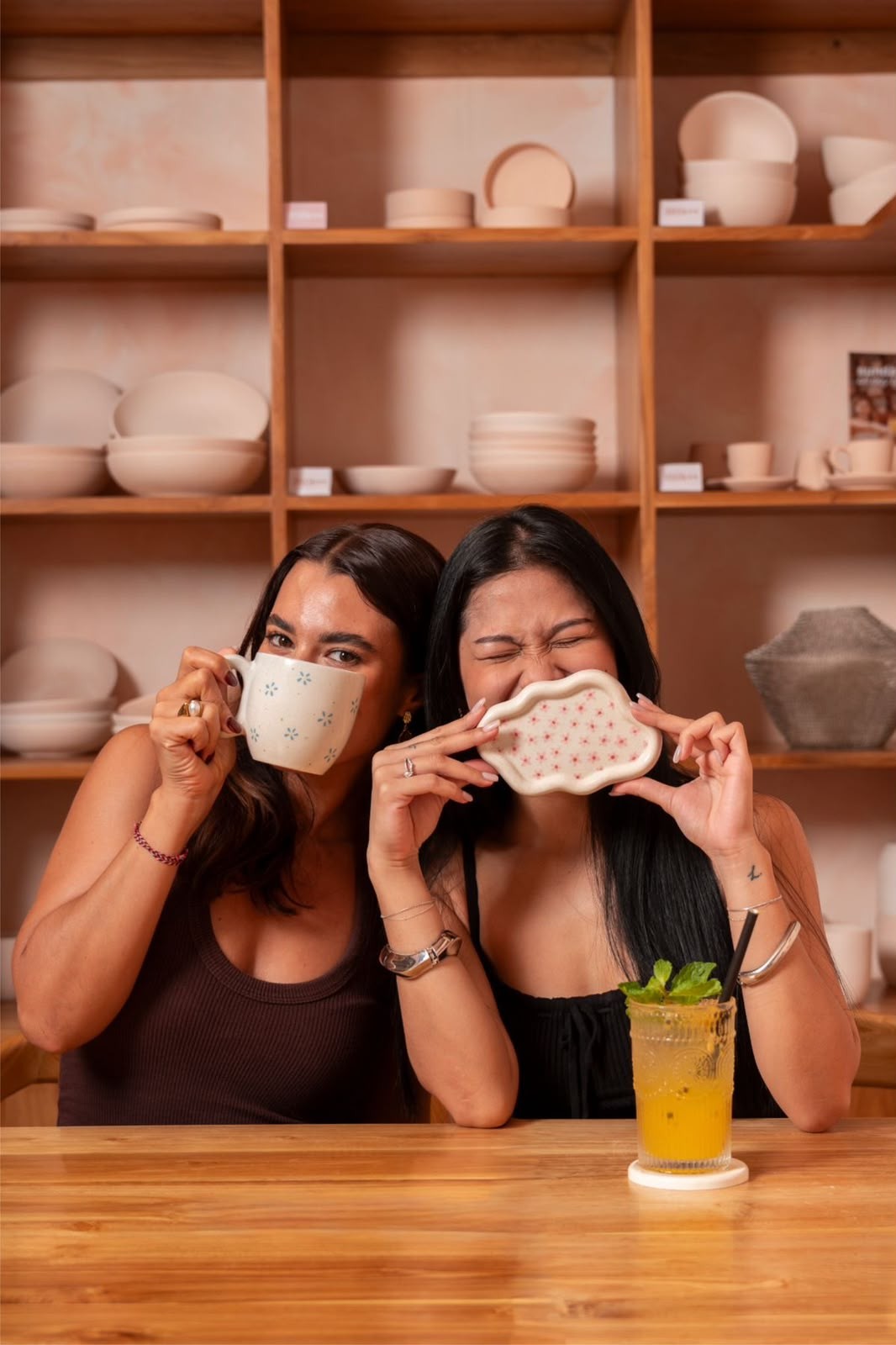 Amigas curtindo a experiência criativa de aniversário