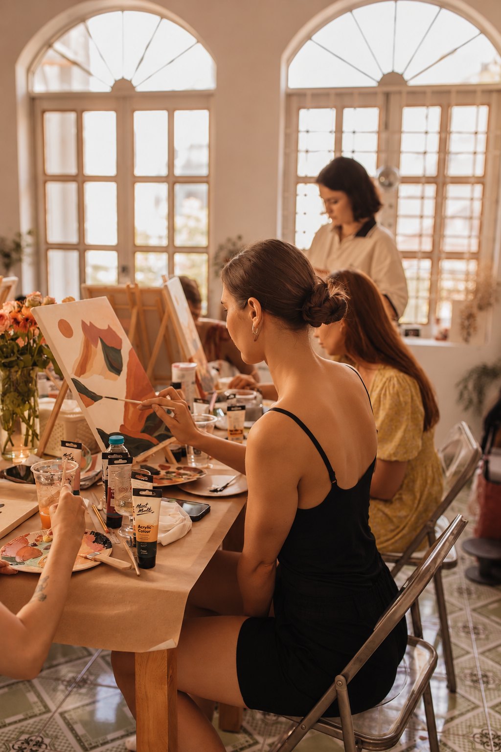 Colaboradoras pintando telas em uma experiência da Elarah Mental Health